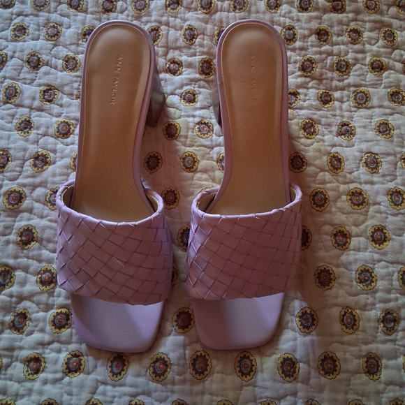 Ann Taylor Lavender Sandals - Picture 2 of 4